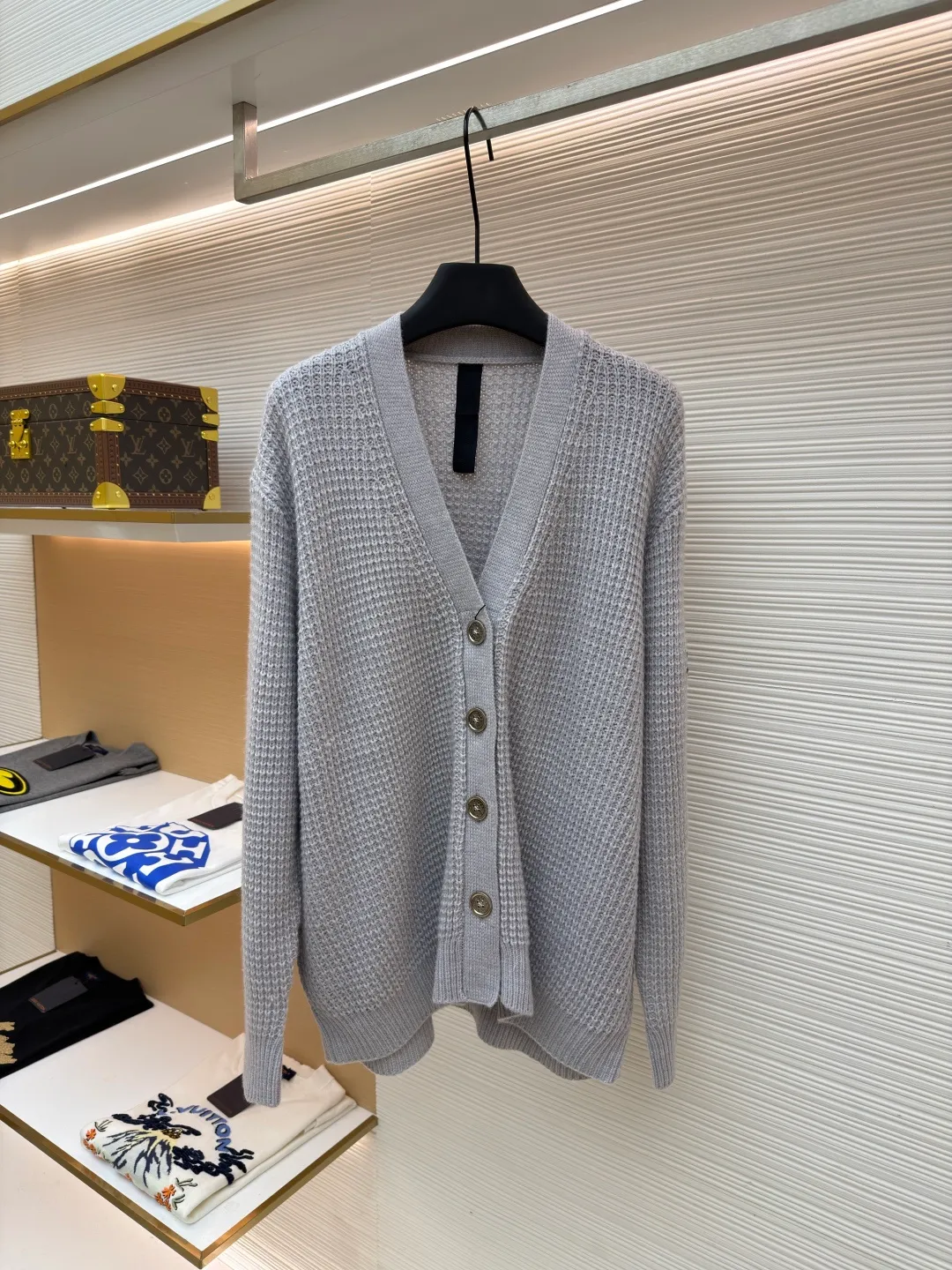 Chrome Hearts waffle cashmere cardigan ●Item number: 1682053-B85 ●Fabric: cashmere fabric ●Technology: hand-sealed label making ●Color: gray ●Version: loose fit ●Weight: about 735 grams ●Size: S-M-L ●Description: Purchased from the original button counter for 52,000. The custom-spun yarn is made of 55% cashmere + 20% wool + 20% special nylon + 5% anti-pilling acrylic blended material. Customized placket and lining placket protein leather. Customized double-layer cross leather label. Customized mold opening accessories silver ornaments. With air cooler shaping + pure hand sealing label. Sewing buttons. Same style for men and women. The workmanship details are very good. The overall wiring is straight and delicate, the fabric is comfortable and soft, and the color is consistent without color difference. It can be matched with the same style to create a fashionable look and control various occasions. Customized accessories, complete with three standards, same style for men and women!